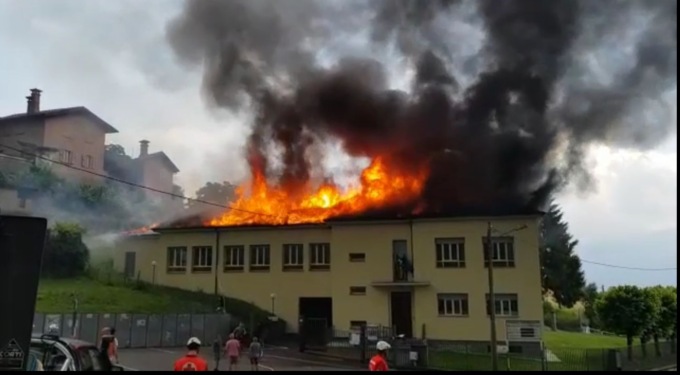 Grandola, la scuola primaria distrutta dalle fiamme di un incendio: indagini in corso