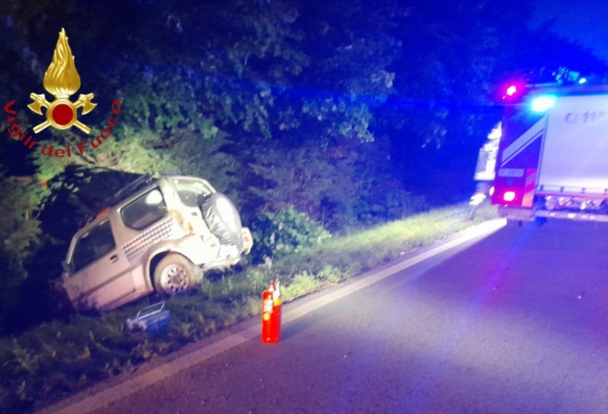Canzo, centra un palo dell’illuminazione poi finisce fuori strada
