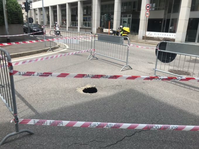 Cede il manto stradale a Cantù: si apre una voragine in via Cesare Cantù