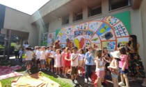 Mariano, i bimbi della scuola dell'infanzia raccontano la felicità in un murales realizzato con Greg