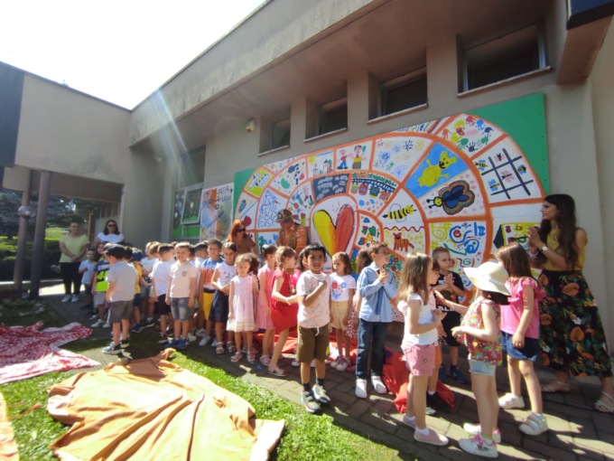 Mariano, i bimbi della scuola dell’infanzia raccontano la felicità in un murales realizzato con Greg