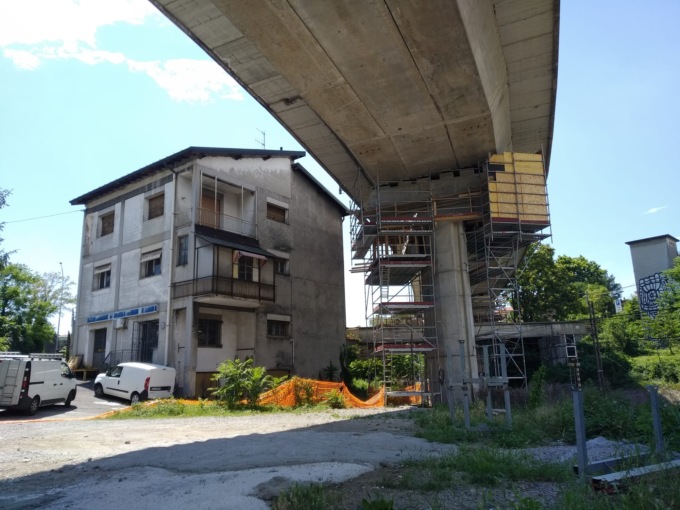 Viadotto dei Lavatoi, i lavori sui piloni e i disagi dei residenti: “Scaricano detriti nel nostro terreno, non ne possiamo più”