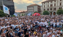 Pallacanestro Cantù affronta la finale playoff: folla di tifosi in piazza Garibaldi per il maxischermo