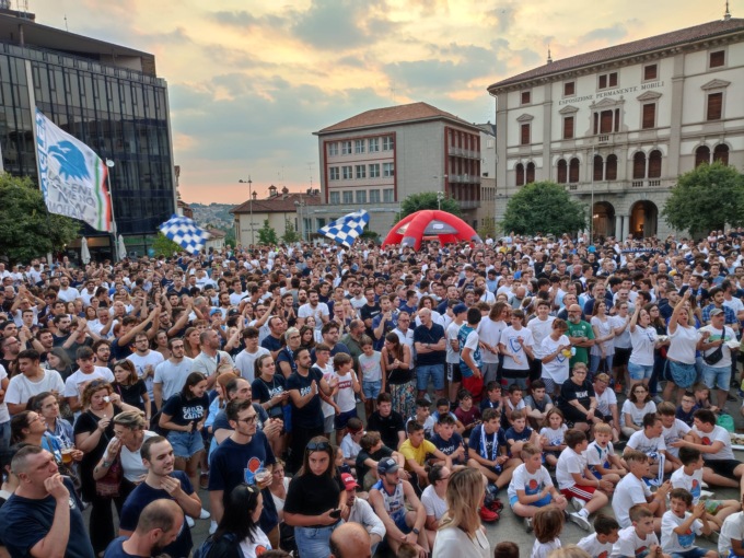 Pallacanestro Cantù affronta la finale playoff: folla di tifosi in piazza Garibaldi per il maxischermo