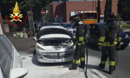 Auto in transito prende fuoco a Como