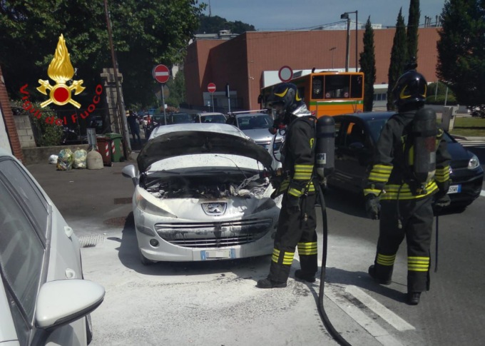Auto in transito prende fuoco a Como