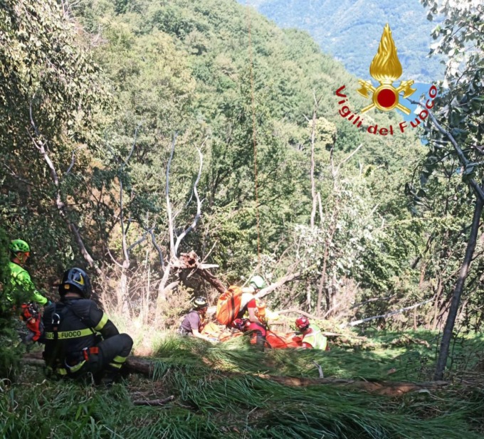 Cade in una zona impervia a Laglio