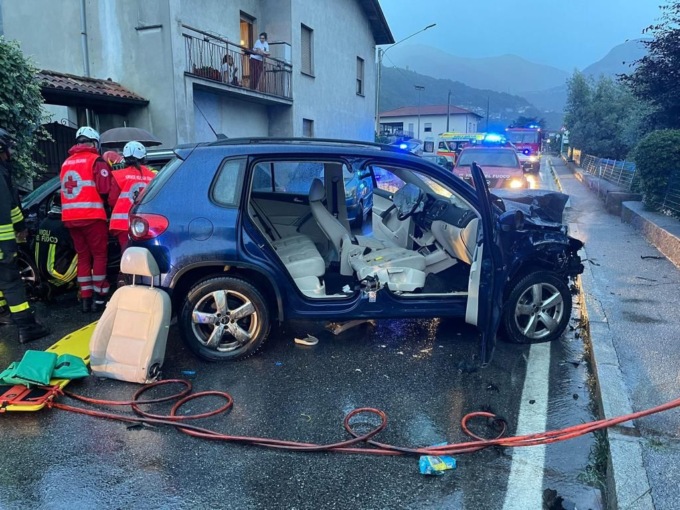 Scontro frontale a Dongo: un ferito grave
