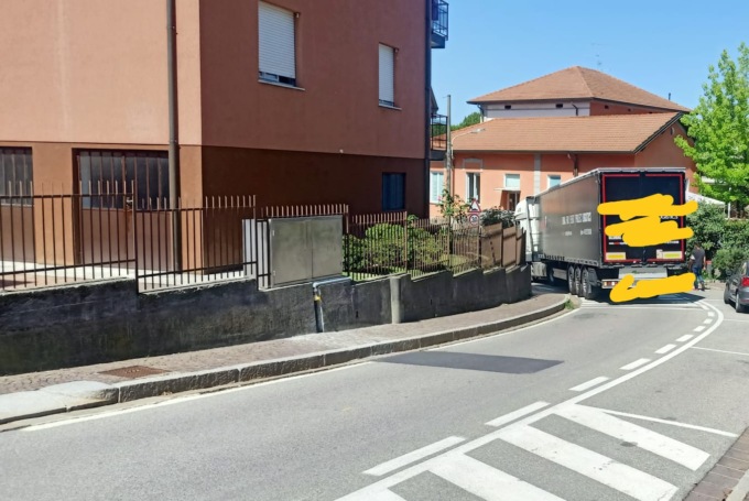 Bilico incastrato a Grandate, traffico nel caos