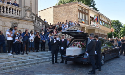 In centinaia al funerale di Giulia Masiello, il papà: "Eri all'inizio del tuo cammino ma ci hai lasciato una via da percorrere"