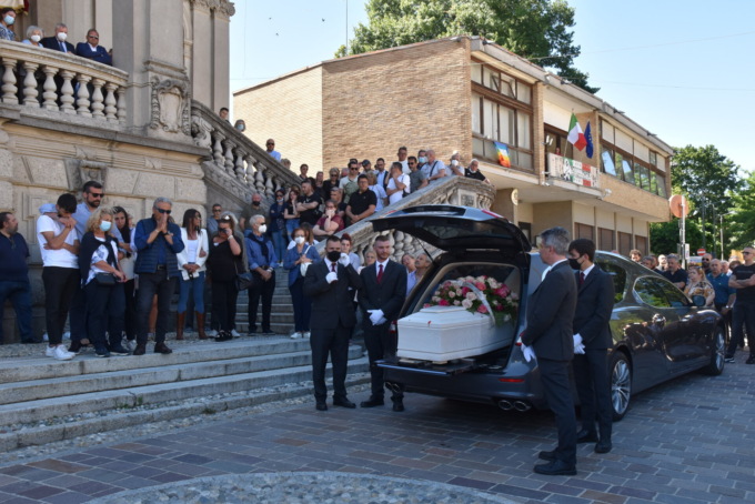 In centinaia al funerale di Giulia Masiello, il papà: “Eri all’inizio del tuo cammino ma ci hai lasciato una via da percorrere”