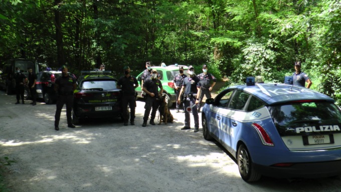 Controlli straordinari interforze al Parco Pineta: smantellati bivacchi e sequestrati 240 grammi di hashish