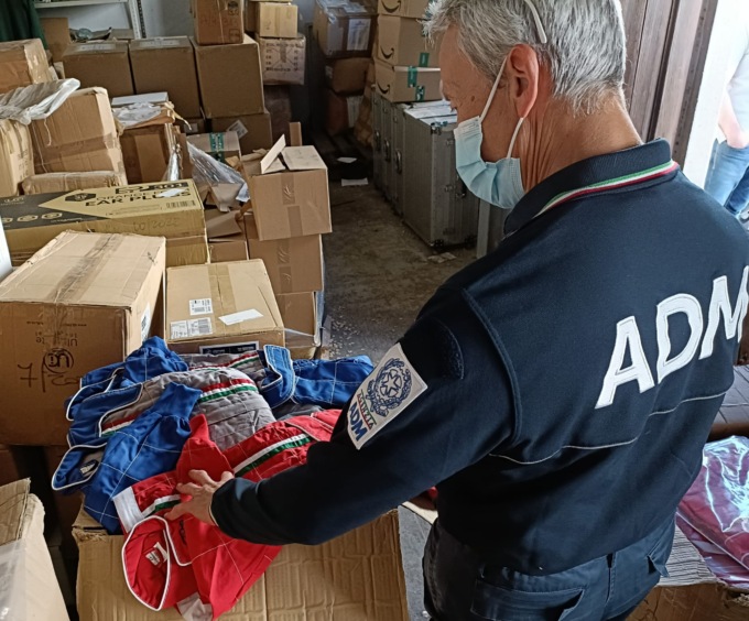 Sequestrate tute da go-kart e componenti automotive dal Regno Unito