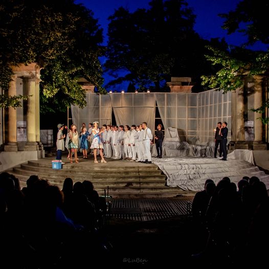Teatro all’aperto, buona la prima di “Pene d’amor perdute”