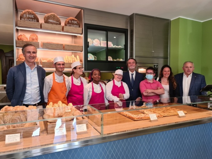 Il presidente Fontana a Como con Locatelli: visita a “Il pane di Sandro”