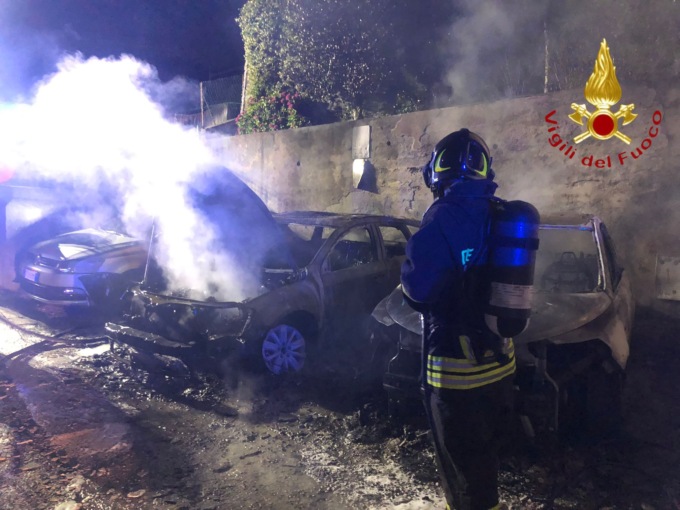 Tre auto prendono fuoco nella notte a Cernobbio