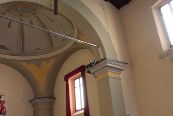 La chiesa crolla sulla strada