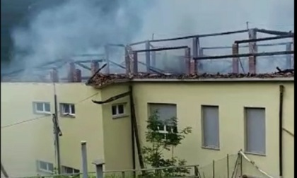 La scuola primaria di Grandola devastata dalle fiamme è inagibile. Il vicesindaco: "Per ora ospitiamo i bimbi in Comune"