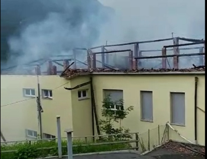 La scuola primaria di Grandola devastata dalle fiamme è inagibile. Il vicesindaco: “Per ora ospitiamo i bimbi in Comune”