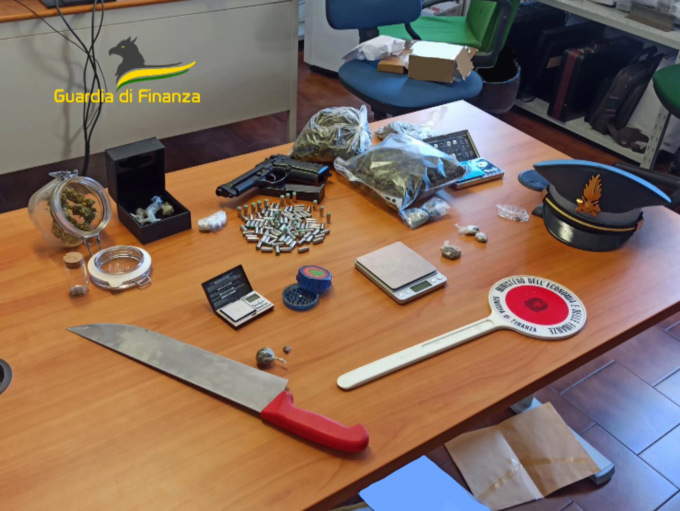 Operazione antidroga tra Veniano e Appiano: sequestrati più di 6 chili di stupefacente e denunciate 17 persone