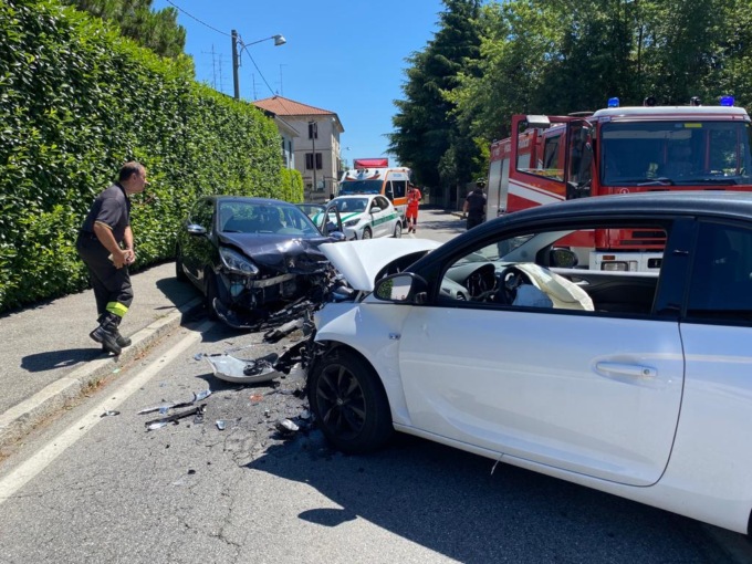 Frontale tra due vetture: paura per una bimba di 1 anno