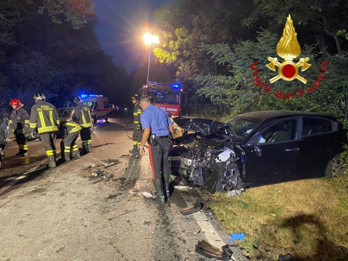 Incidente tra due auto, cinque feriti – SIRENE DI NOTTE