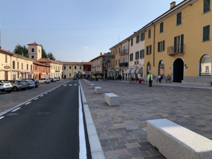 Movida in piazza, bar chiusi a mezzanotte e divieto di alcolici su aree pubbliche dalle 19 alle 6