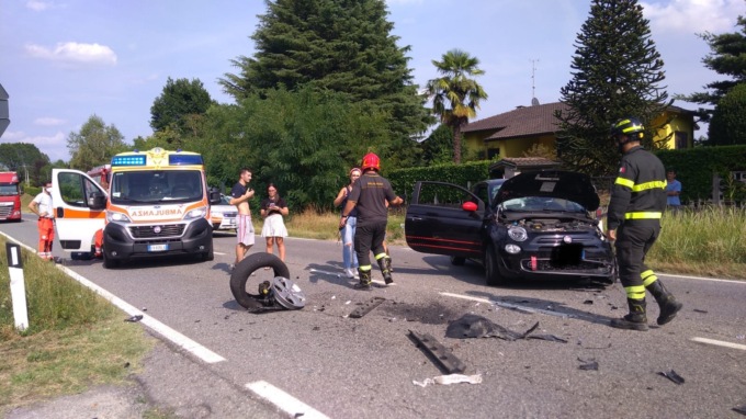 Spaventoso frontale a Lurate Caccivio tra due auto