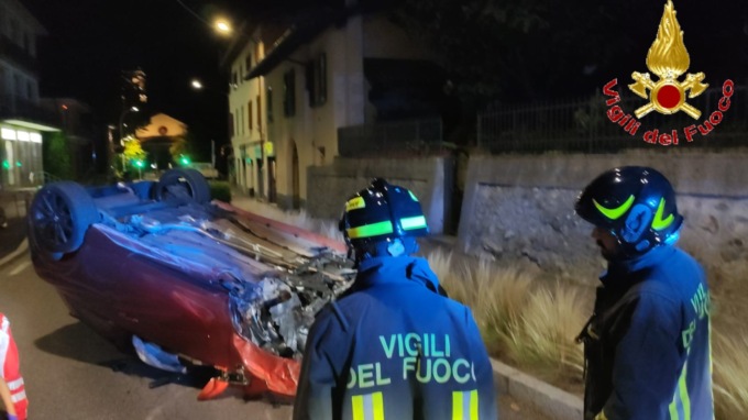 Incidente a San Fermo con ribaltamento: due feriti