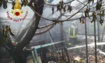 Veniano, in fiamme un capanno: intervengono i Vigili del fuoco