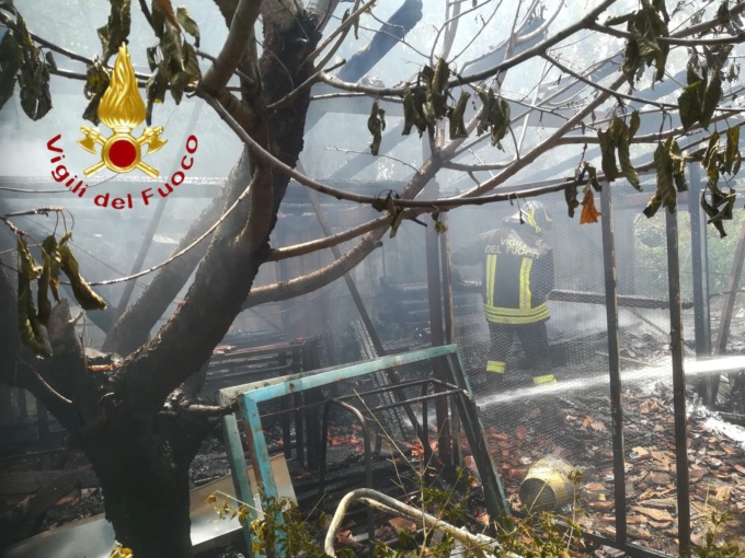 Veniano, in fiamme un capanno: intervengono i Vigili del fuoco