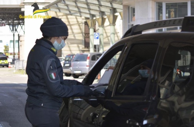 Tentano di varcare il confine con contanti e lingotti d’oro: sanzionati un belga e un turco