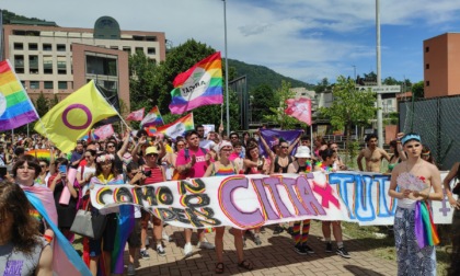 L'arcobaleno del Como Pride invade la città: un fiume di giovani chiede inclusività