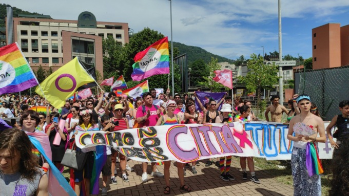 L’arcobaleno del Como Pride invade la città: un fiume di giovani chiede inclusività