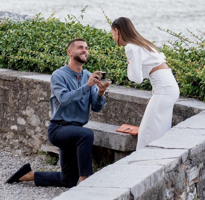 Patrick Cutrone si sposa, proposta (con anello) alla sua Greta