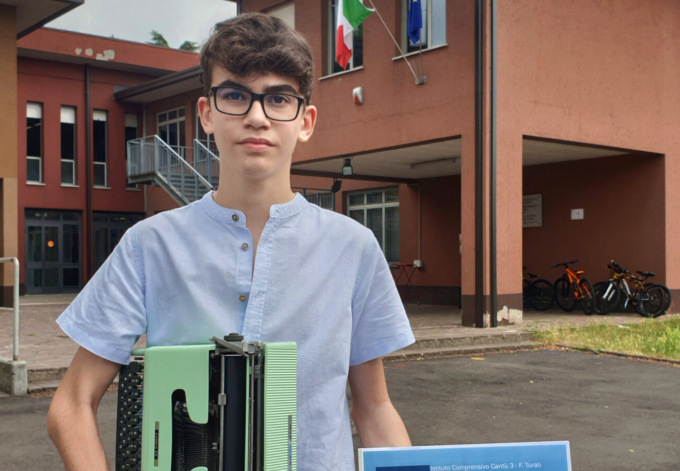 All’esame di terza media si presenta con la storica macchina da scrivere Lettera 22