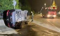 Incidente a Fenegrò con auto ribaltata: 4 coinvolti SIRENE DI NOTTE