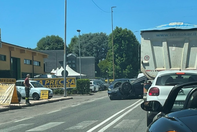 Auto si ribalta a Mariano: traffico in tilt