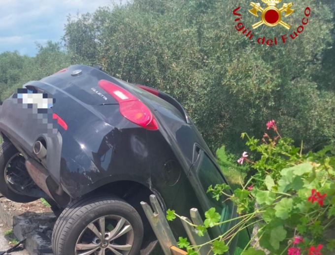 Sfonda un muretto con l’auto, in ospedale un anziano