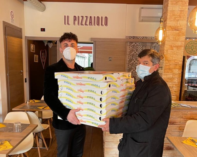 Mariano Comense: pizzaiolo dona 100 tranci alla Caritas