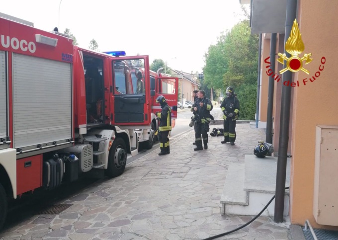 Principio d’incendio in uno scantinato: intervengono i Vigili del Fuoco
