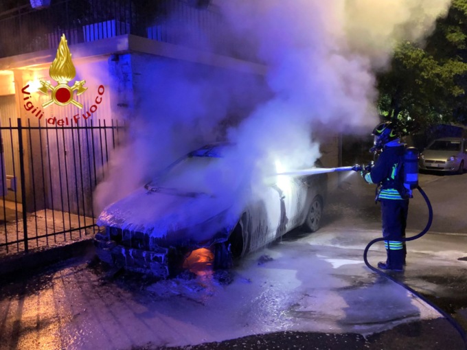 Auto in fiamme a Como SIRENE DI NOTTE