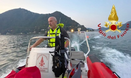 Turista tedesco disperso, i Vigili del Fuoco lo cercano: la barca ritrovata alla deriva a Colico