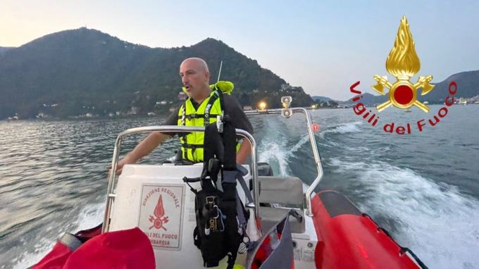 Turista tedesco disperso, i Vigili del Fuoco lo cercano: la barca ritrovata alla deriva a Colico
