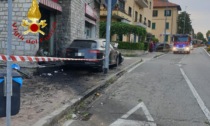Via Bellinzona, donna si sente male e finisce con l'auto contro un muro