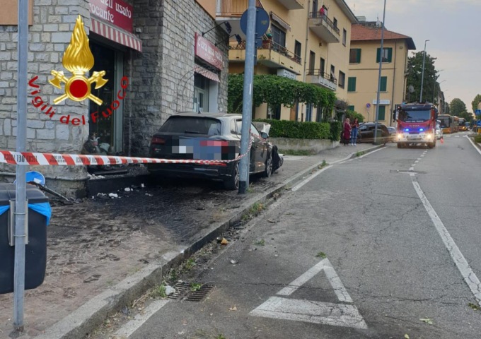 Via Bellinzona, donna si sente male e finisce con l’auto contro un muro
