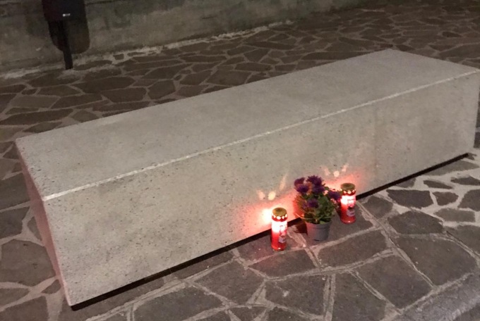 Anzano, le nuove panchine “sembrano un mausoleo” e il consigliere ci piazza lumini e fiori
