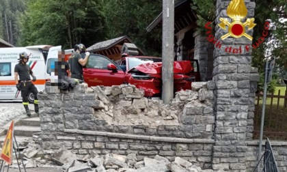 Incidente ad Alta Valle Intelvi: finiscono con l'auto contro un palo
