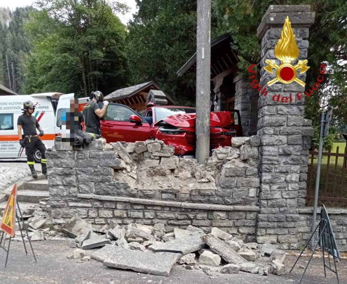 Incidente ad Alta Valle Intelvi: finiscono con l’auto contro un palo