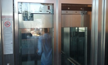 Fino Mornasco, l'ascensore della stazione fa i capricci: quattro persone bloccate in due settimane